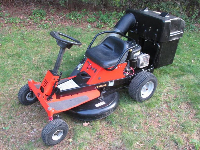 ARIENS RM1028 06 810x607 ARIENS RM1028 Rear Engine Rider with Twin Bin Bagger