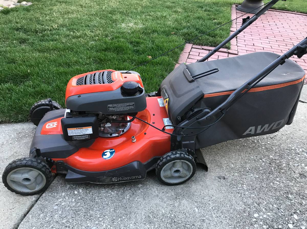 Husqvarna HU800AWD Walk Behind 22 in Self propelled Gas Lawn Mower