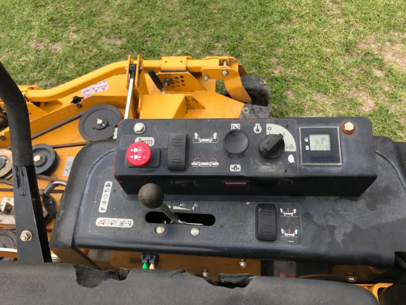 Hustler Super 104 2 810x608 2015 Hustler Super 104” Cut Batwing Commercial Mower