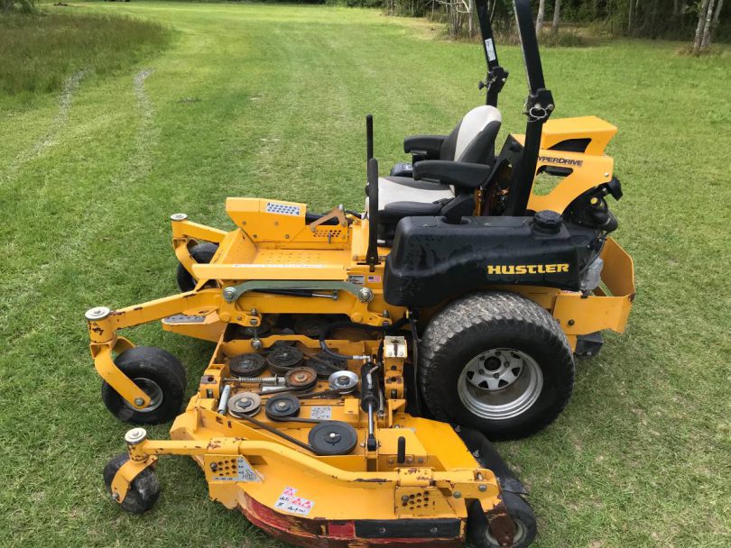 Hustler Super 104 3 810x608 2015 Hustler Super 104” Cut Batwing Commercial Mower