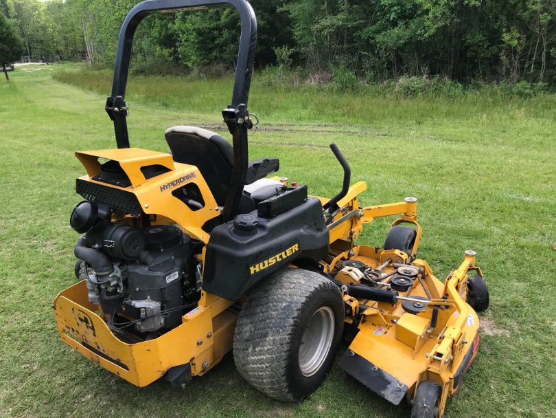 Hustler Super 104 7 810x608 2015 Hustler Super 104” Cut Batwing Commercial Mower