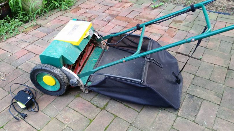 Sunlawn battery powered Lawn Mower 2 810x456 Sunlawn EM2 Battery Powered Lawn Mower