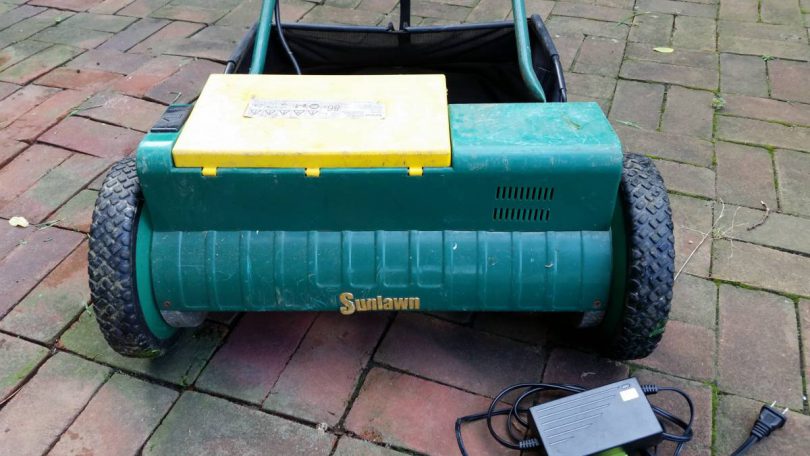 Sunlawn battery powered Lawn Mower 6 810x456 Sunlawn EM2 Battery Powered Lawn Mower