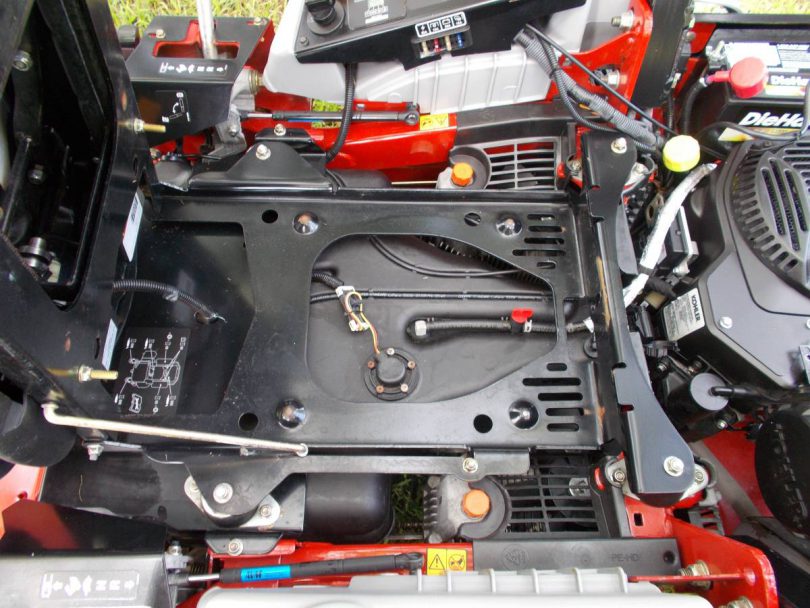 Exmark Lazer Z S Series 17 810x608 Exmark Lazer Z S Series 60in Mower (Used)