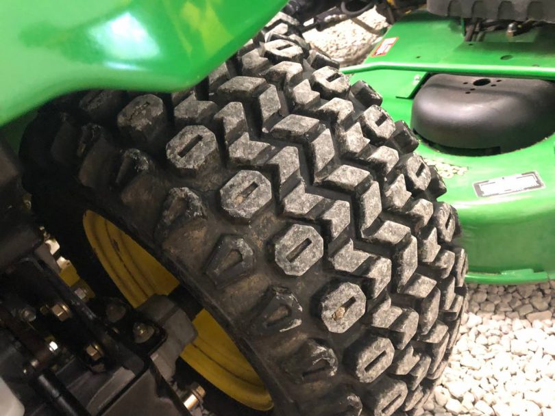 2010 John Deere X540 riding lawn mower 01 810x608 2010 John Deere 54 Model X540 riding lawn mower