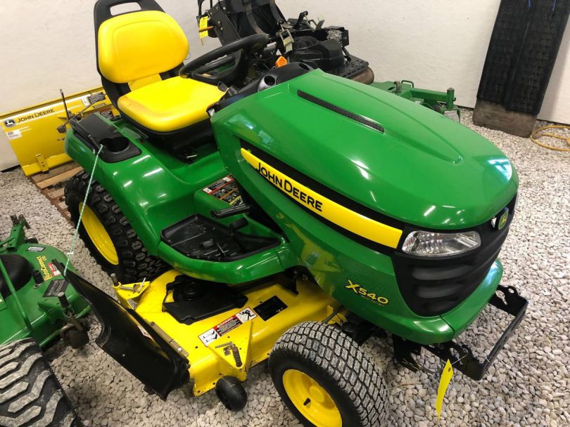 2010 John Deere X540 riding lawn mower 06 810x608 2010 John Deere 54 Model X540 riding lawn mower