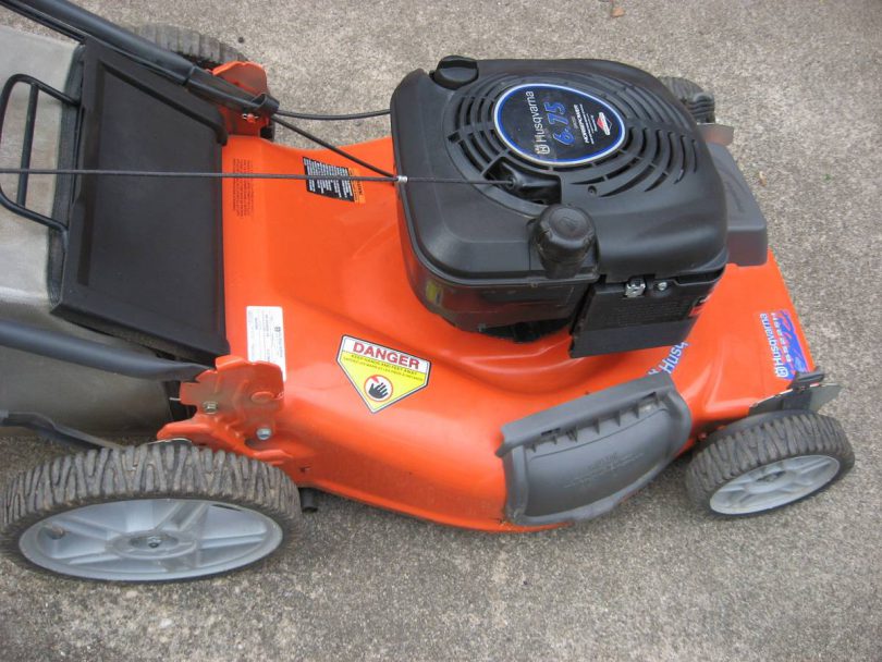 Husqvarna 6522SH 2 810x608 Husqvarna 6522SH 22 self propelled mower with rear bag