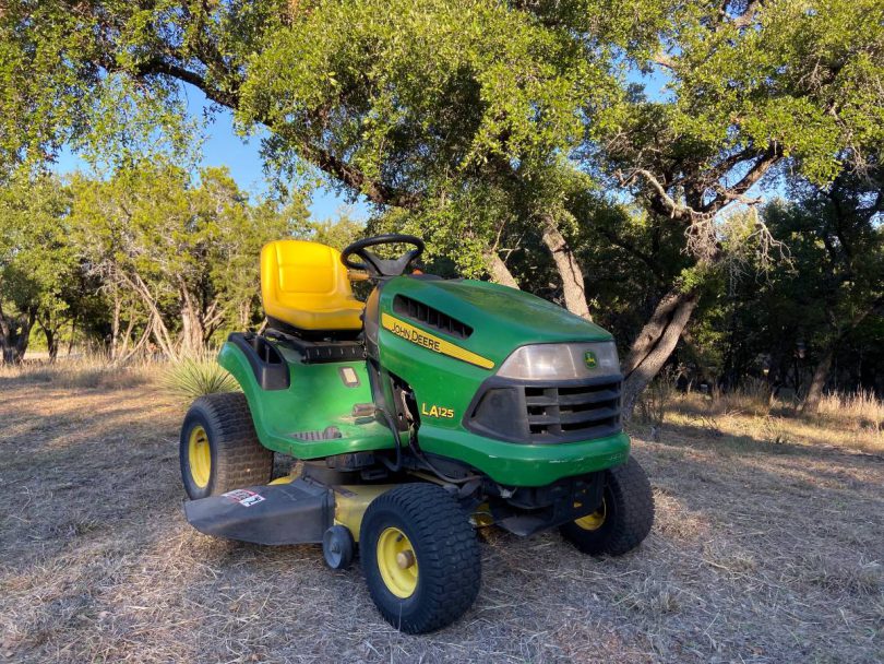 John Deere LA125 Lawn 07 810x608 John Deere 48 inch riding mower LA125 for sale