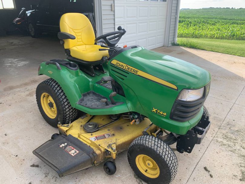 John Deere x744 4 810x608 2008 John Deere x744 lawn mower with power flow bagger