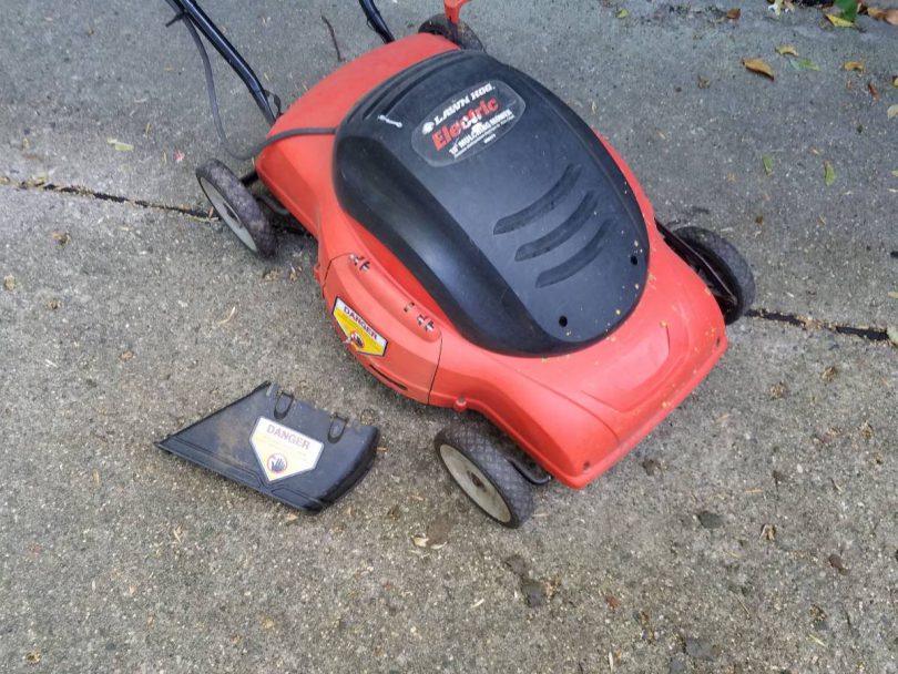 MM575 4 810x608 Used Black & Decker 18 Electric LAWNHOG Mulching Mower