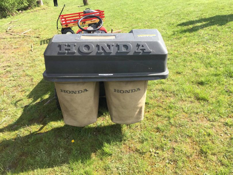 Honda ht3813 riding lawn mower 02 810x608 Honda HT3813 riding lawn mower for sale