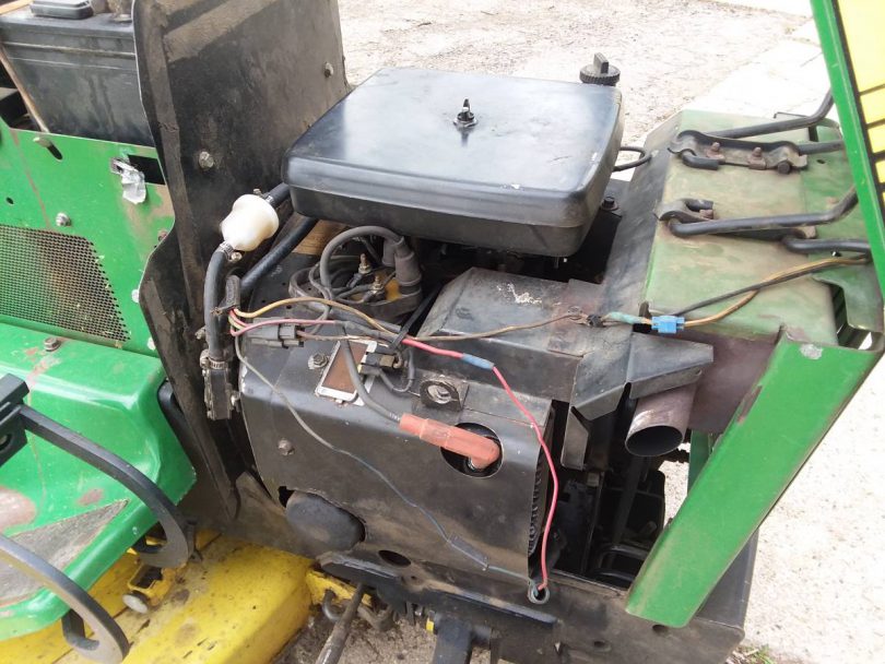 John Deere 318 riding lawn mower 02 810x608 John Deere 318 Mower Ready for the season