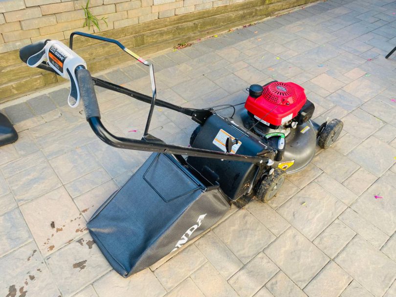 Honda HRN216VKA41 810x608 Used Honda HRN216VKA4 21 in. 3 in 1 Self Propelled Lawn Mower