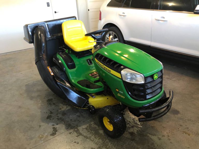 42 inch John Deere D130 22 HP Riding Lawn Mower with Double Bagger