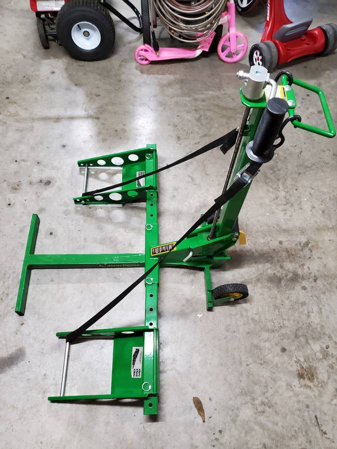 John Deere XD Mower Lift in excellent used condition - RonMowers