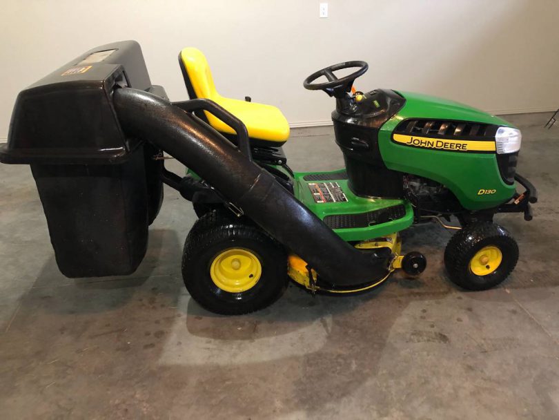 00T0T aqv3If3J1Ju 0jm0ew 1200x900 810x608 John Deere D130 Hydrostatic Riding Lawn Mower with Double Bagger