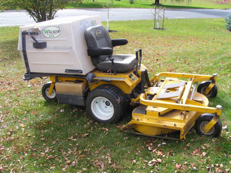 00404 fCAgpchgM5u 0x20oM 1200x900 810x608 52 inch Walker Commercial Mower MC 18 HP
