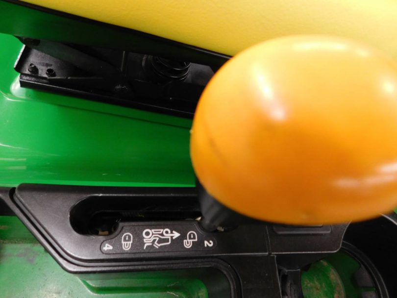 00j0j ksHvZUjx68x 0AE0ru 1200x900 810x608 2003 John Deere x585 riding mower 4 wheel drive