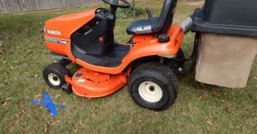 00F0F 6LeSC0Zz5h3 0CI0t2 1200x900 375x195 Used Kubota T1670 Riding Mower 40 cut with a Leaf and Grass Bagger attachment