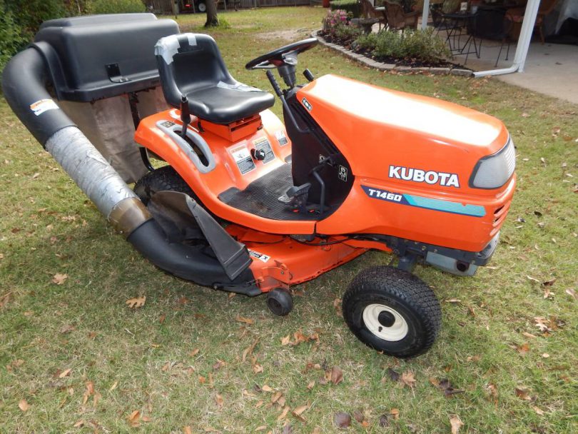 00M0M jUSZiPrNS8a 0CI0t2 1200x900 810x608 Used Kubota T1670 Riding Mower 40 cut with a Leaf and Grass Bagger attachment