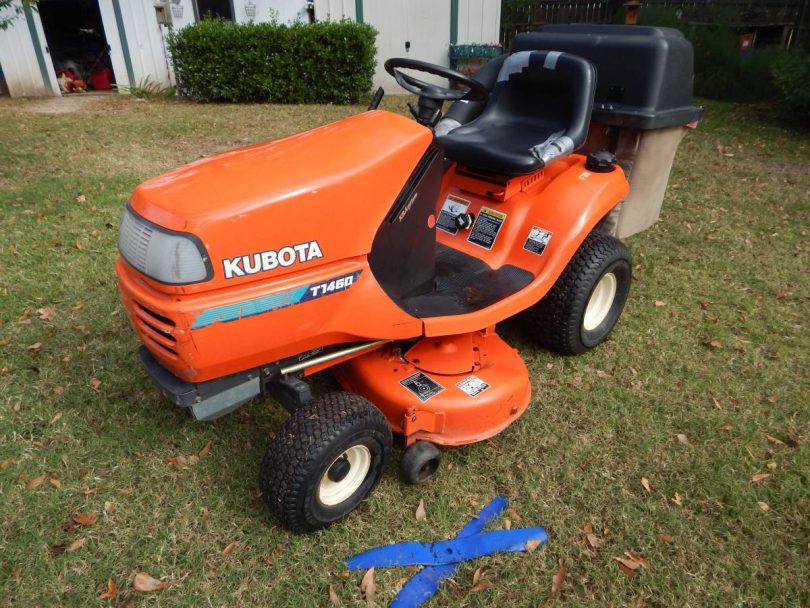 00o0o kKRXrJRDmx3 0CI0t2 1200x900 810x608 Used Kubota T1670 Riding Mower 40 cut with a Leaf and Grass Bagger attachment