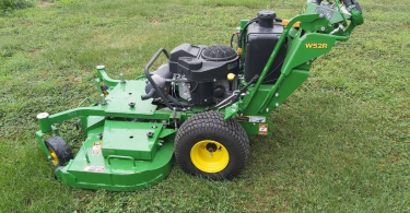 7BC0CBCD ED29 42C5 A32F EF16B3E639D7 375x195 John Deere W52R pristine condition walk behind lawn mower