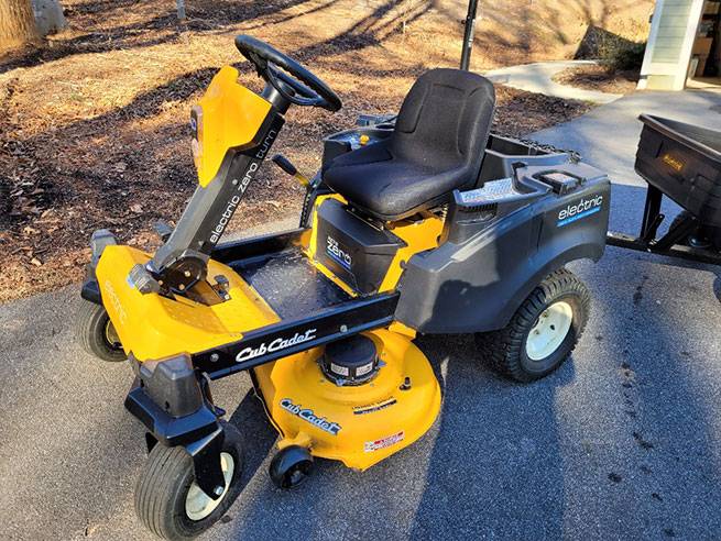 00C0C 6GDxS60d0wDz 0az07W 1200x900 Cub Cadet RZT S 42 Electric Riding mower and trailer