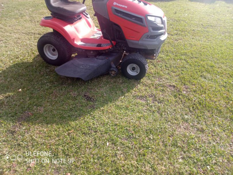 00G0G 1lkXX9l37edz 0CI0t2 1200x900 810x608 46 Husqvarna 22 HP hydrostatic riding mower