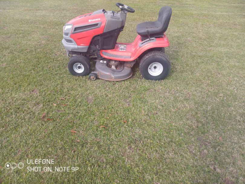 00n0n 4daZjlPPXokz 0CI0t2 1200x900 810x608 46 Husqvarna 22 HP hydrostatic riding mower