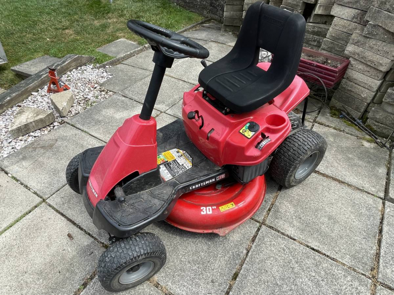 7DE66488 5E18 4883 B422 9DDF92C073C9 810x608 2018 Craftsman R110 30” riding lawn mower for sale
