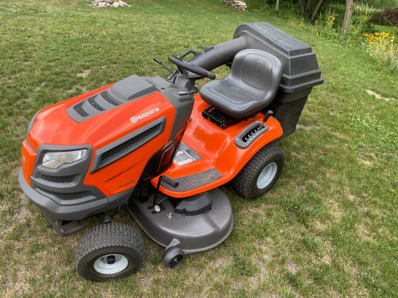 00O0O sBs39iRJfSz 0CI0t2 1200x900 810x608 Husqvarna YTH 22V46 Riding Lawn Mower with Bagger