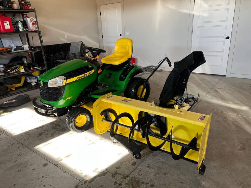 00202 2xvDug2ZTeKz 0CI0t2 1200x900 810x608 John Deere D130 Riding Lawn Mower & 44 inch Snow Blower