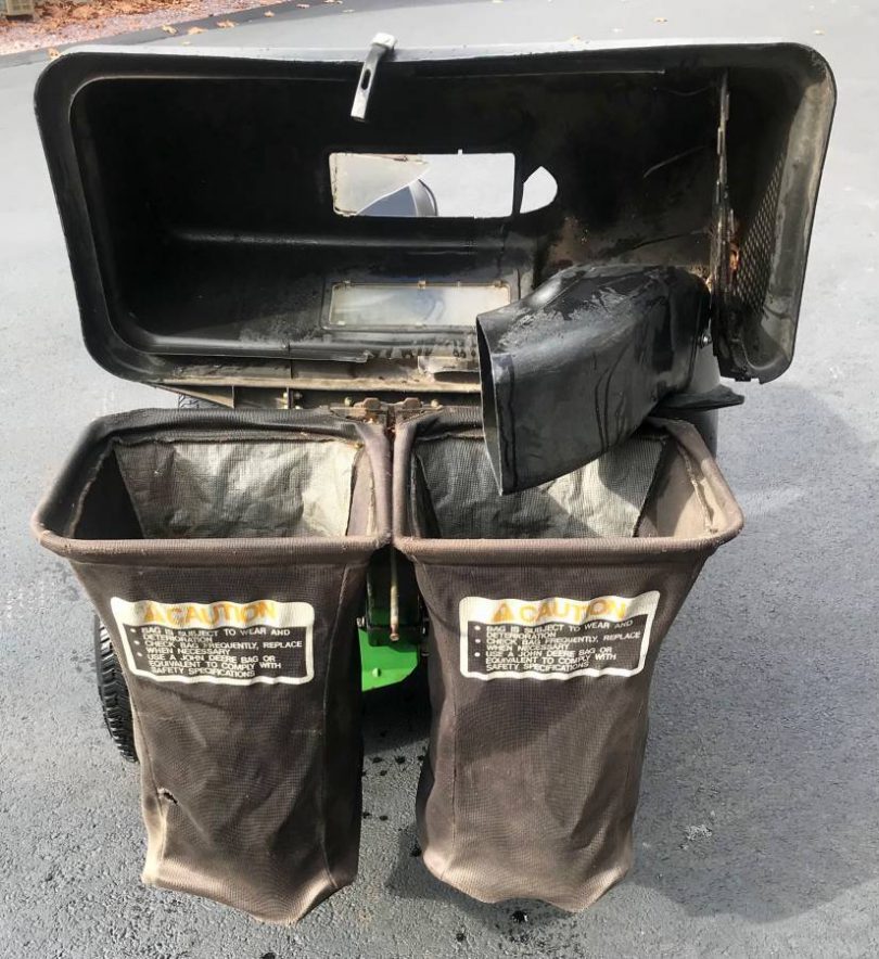 00505 6HxRuhXdXiez 0qC0t2 1200x900 810x884 John Deere STX38 Riding Lawn Mower With Double Bagging System