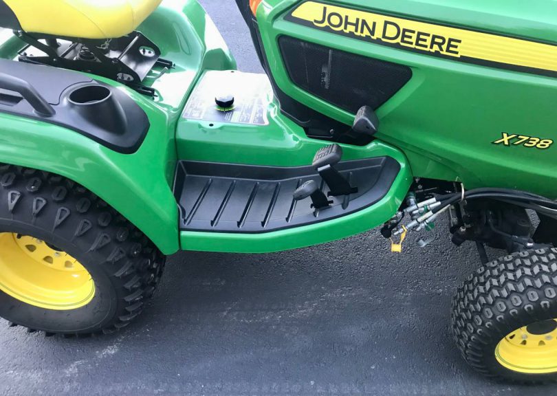 00G0G d0eL3pNBg5Vz 0CI0rw 1200x900 810x576 John Deer X738 HST 4X4 Signature Series Lawn and Garden Tractor 54” Mid Mount Mower