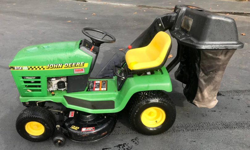00r0r 2EQ3R05RVI8z 0CI0nc 1200x900 810x485 John Deere STX38 Riding Lawn Mower With Double Bagging System