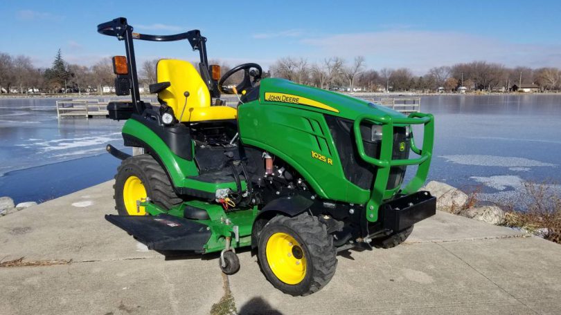 00w0w h69qzY27kH3z 0CI0lM 1200x900 810x456 2017 John Deere 1025R Mower Tractor for Sale