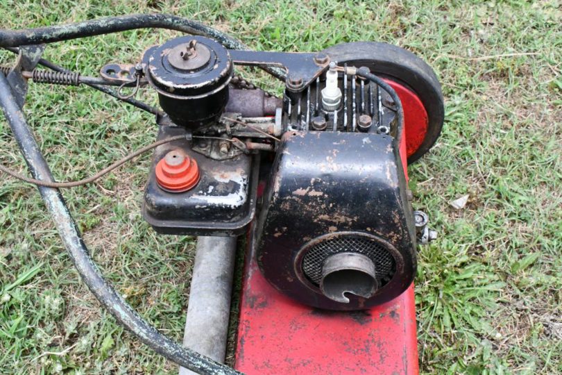 00M0M 6rBClAUnKORz 0CI0pO 1200x900 810x540 1950s Excello self propelled push lawn mower
