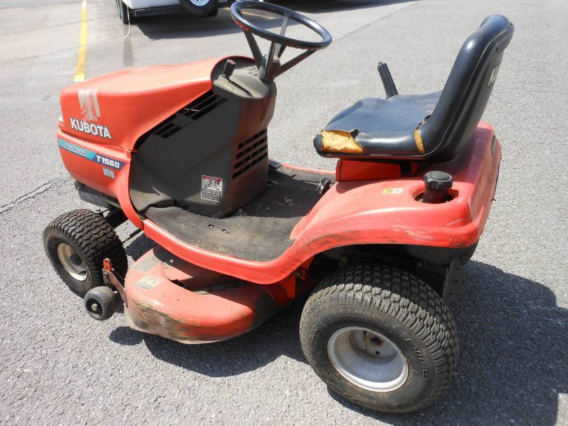 00N0N e6aqukUB8x1z 0CI0t2 1200x900 810x608 Kubota 42 inch Riding Lawn Mower   Model T1560