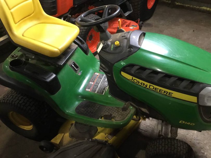 00O0O lJ5nIbEyEd9z 0CI0t2 1200x900 810x608 John Deere D 140 Riding lawn Mower with 48” cut