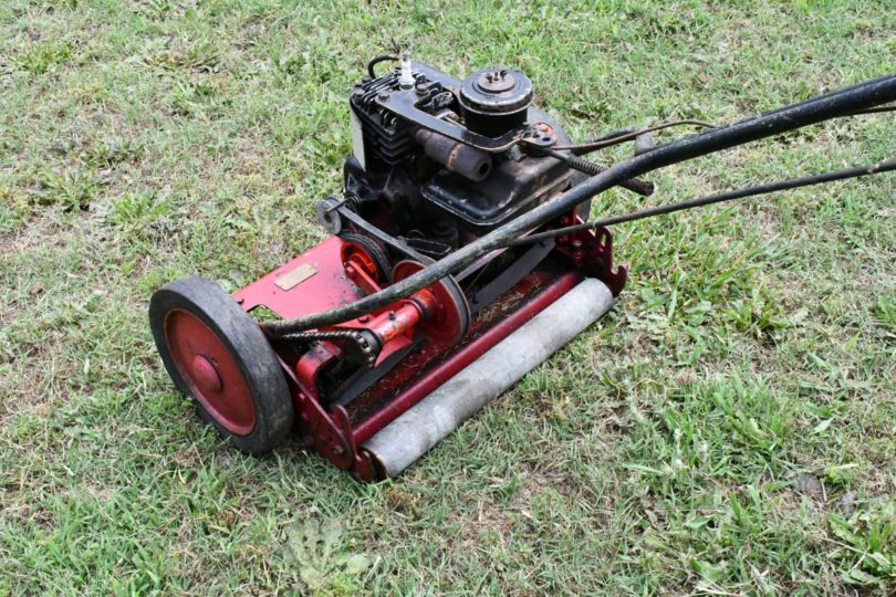 00X0X ikQUG4EqRVez 0CI0pO 1200x900 810x540 1950s Excello self propelled push lawn mower
