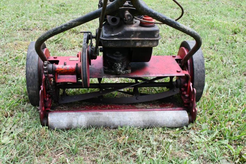 00q0q 9umkjhMXh5z 0CI0pO 1200x900 810x540 1950s Excello self propelled push lawn mower