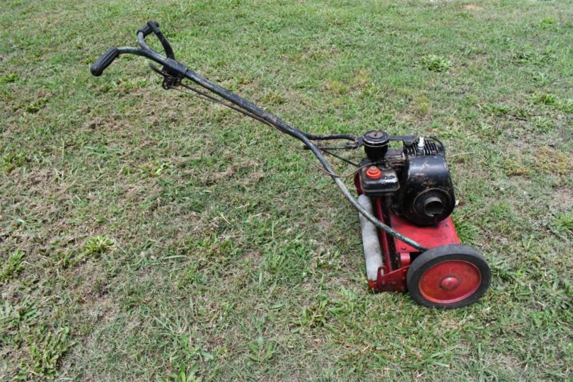 01111 eSKwaLDpldqz 0CI0pO 1200x900 810x540 1950s Excello self propelled push lawn mower