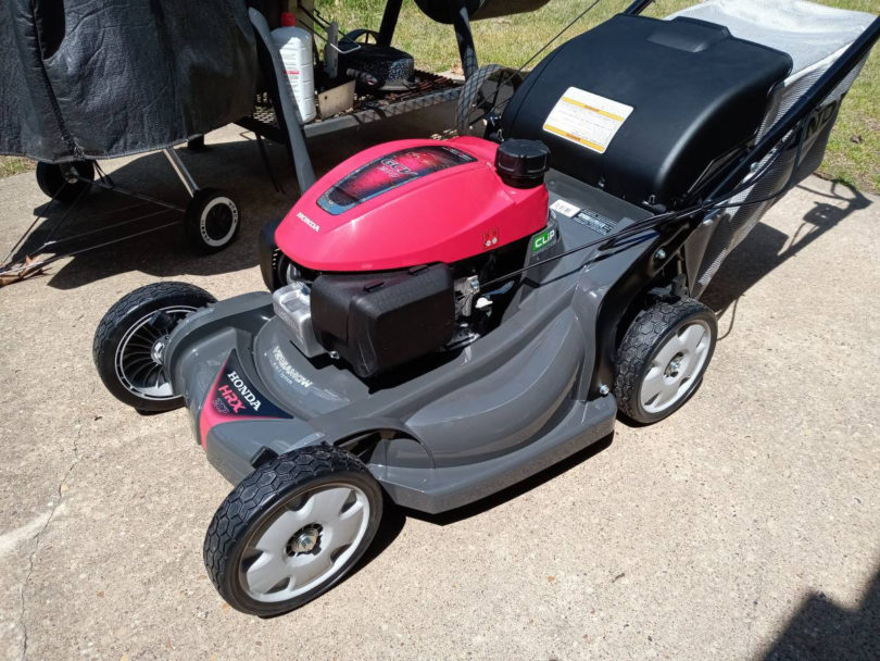 1143F56D BD2F 40BB 8788 A44788E73306 810x608 Like New HONDA 4 in 1 Versamow HRX217K6HYA Hydrostatic Lawn Mower