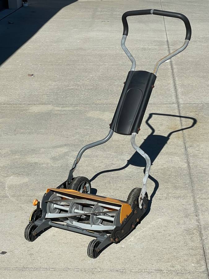 00909 fB2t6OErum2 0t20CI 1200x900 Used Fiskars StaySharp Max Reel Manual Push Lawn Mower for Sale