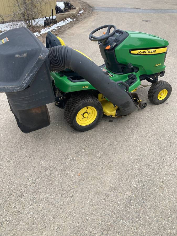 79DD83C1 E216 4C3B 8C0A D932409A2C6A 2007 John Deere X304 riding lawnmower for sale