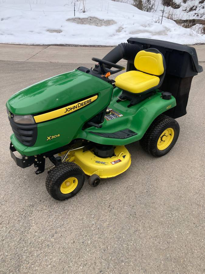 BD339DD6 C58B 488A BF22 1B339620CD7C 2007 John Deere X304 riding lawnmower for sale