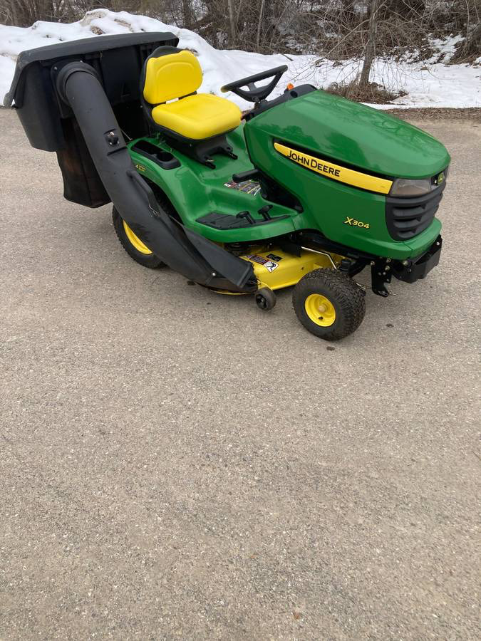 F8BC9D39 08D3 4C9C B8C5 1C1547932561 2007 John Deere X304 riding lawnmower for sale