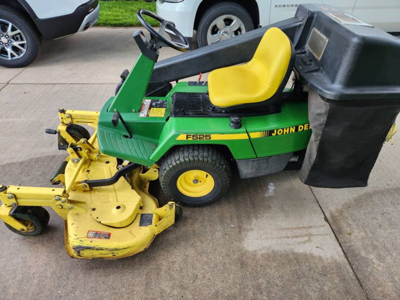 00R0R dokMAyCpYp4 0CI0t2 1200x900 810x608 2011 John Deere F525 Riding Lawn Mower with Bagger