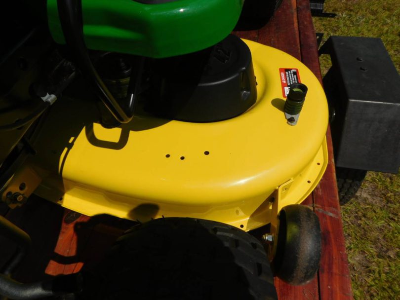 01010 c7xJmMff9cn 0pO0jm 1200x900 810x608 Used John Deere E100 Riding Mower in Excellent Condition