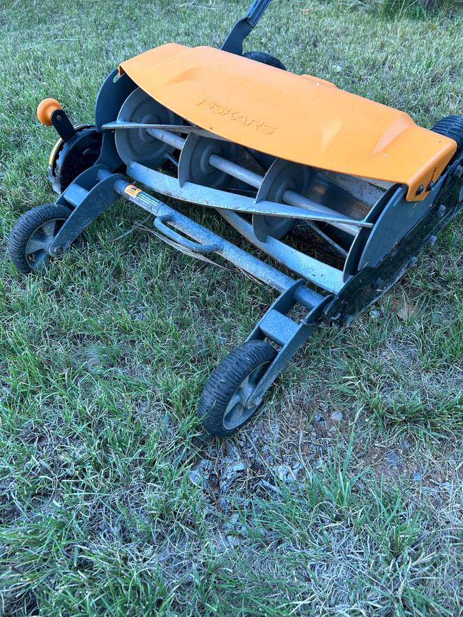 Fiskars StaySharp 18 in. Cut Manual Push Reel Mower with bag RonMowers